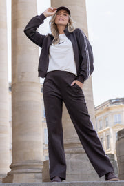 Donkere Zola broek van Elvira Casuals, getoond in een close-up met de stof en pasvorm zichtbaar.