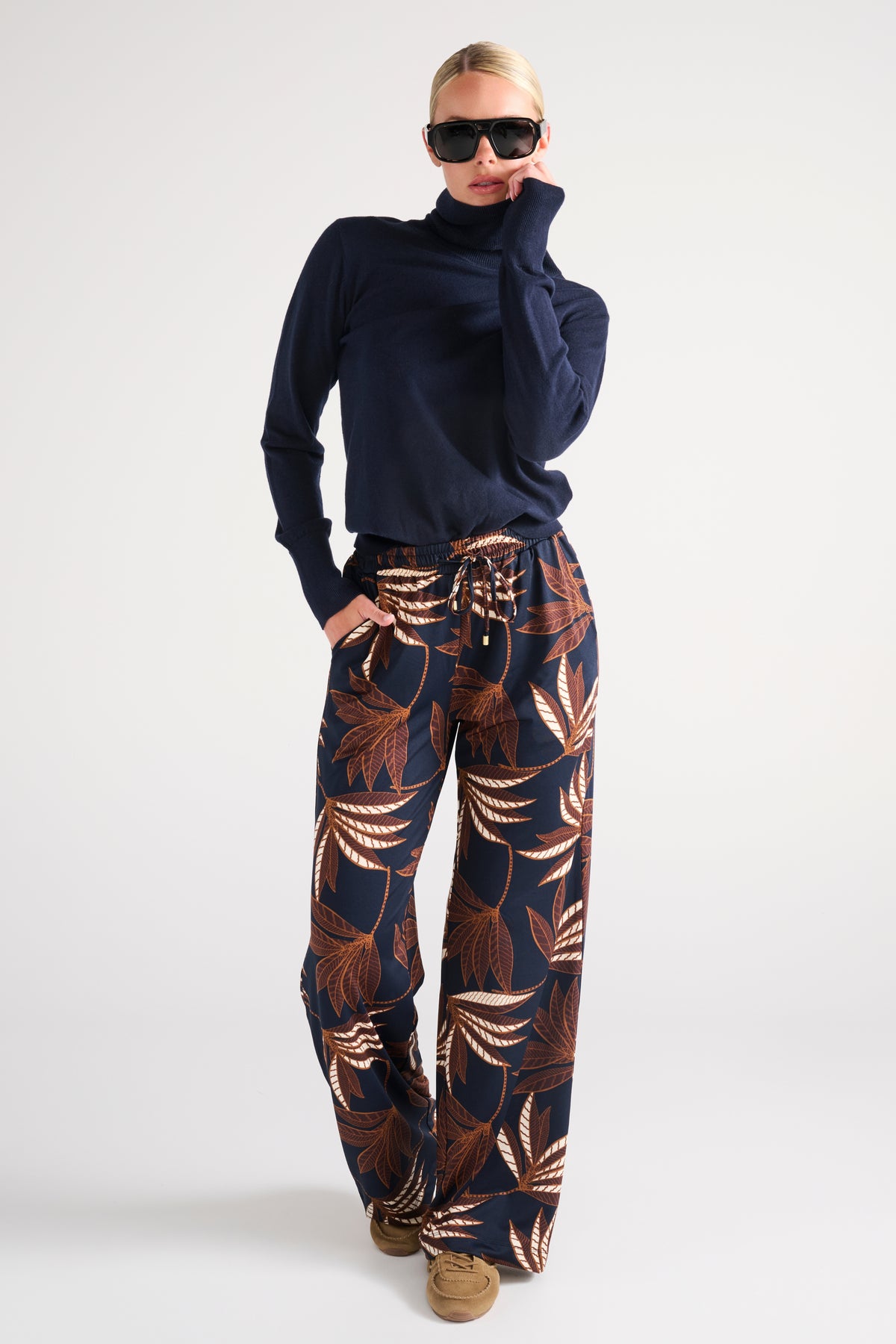 K-design botanische print broek met losse pasvorm en kleurrijke bloemenprint, geschikt voor casual en stijlvolle looks.