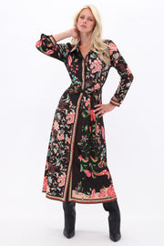 Zwarte maxi jurk met bloemenprint van K-design, vloeiend model met lange mouwen en elegante uitstraling.