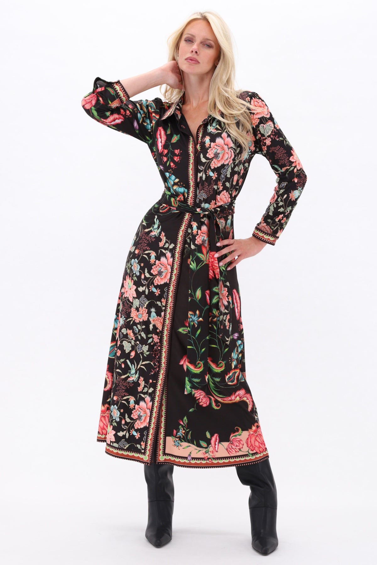 Zwarte maxi jurk met bloemenprint van K-design, vloeiend model met lange mouwen en elegante uitstraling.