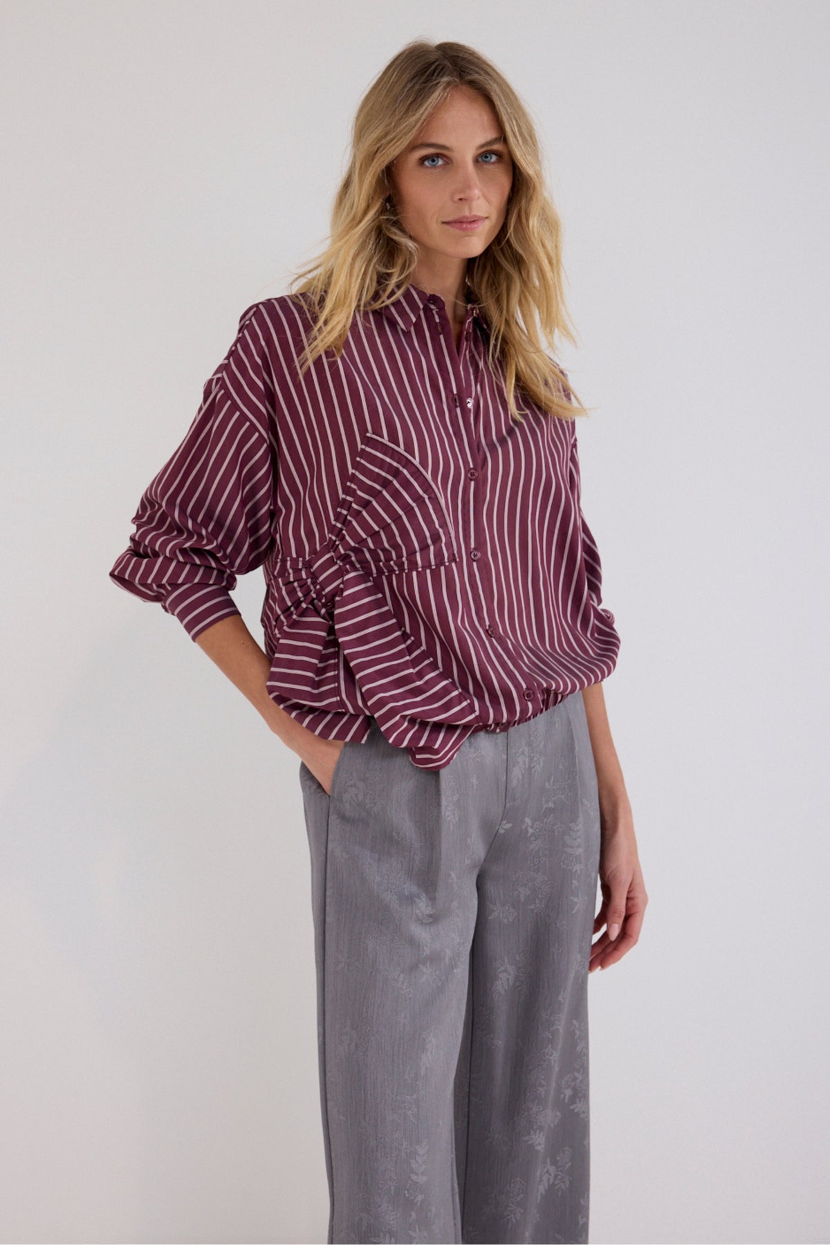 Blouse Tramontana met strikapplicatie en granaatappelontwerp, elegante damesblouse met details op de voorzijde.