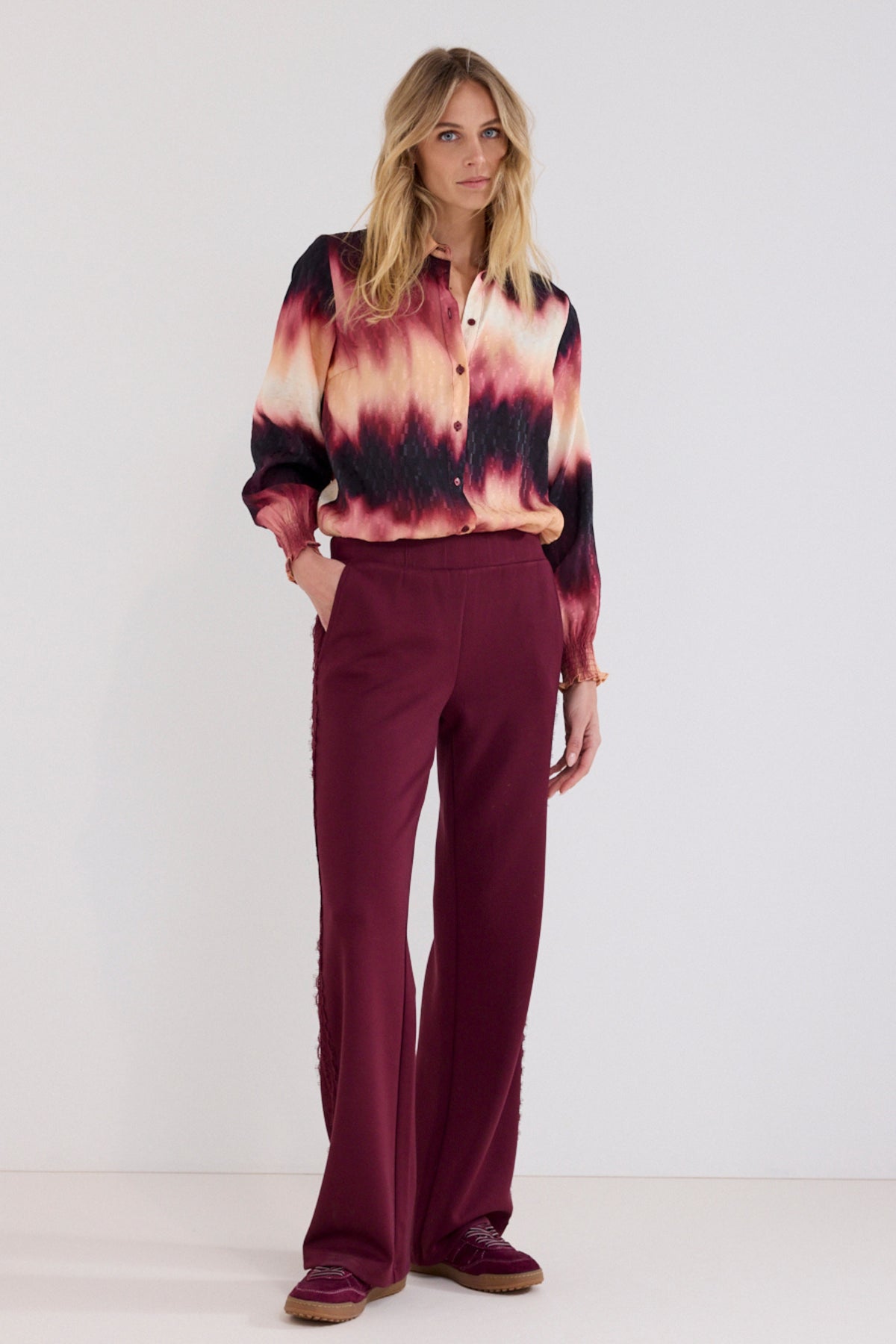 Blouse van Tramontana met herfstachtige tie dye print in granaat, modieus en comfortabel voor herfstdagen.