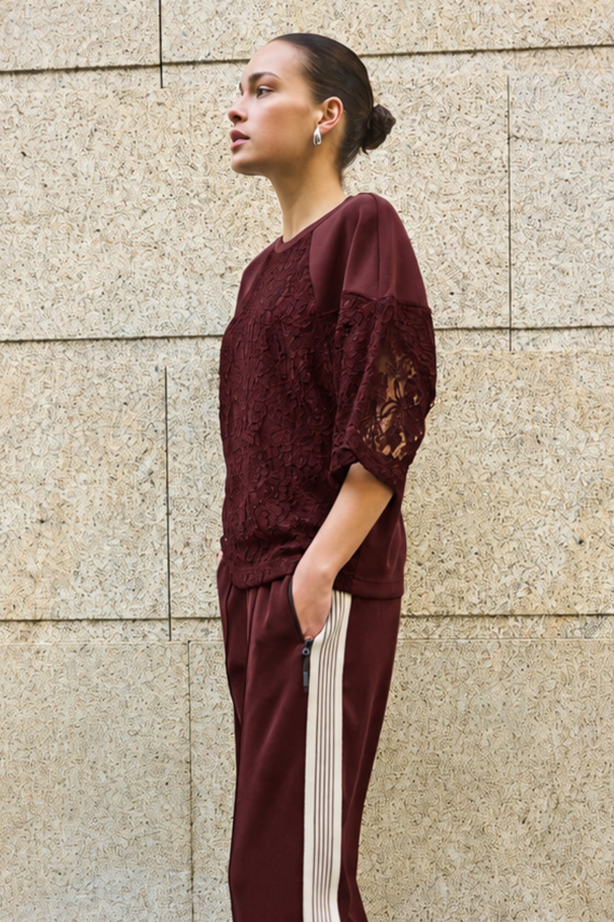 Zwart modal lace sweater van EsQualo in merlotkleur met kanten details, comfortabel en stijlvol voor dagelijks gebruik.
