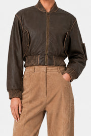 Vintage bruine jas van Ibana Josephien met korte mouwen en stijlvolle details, gedragen door een model in de afbeelding.