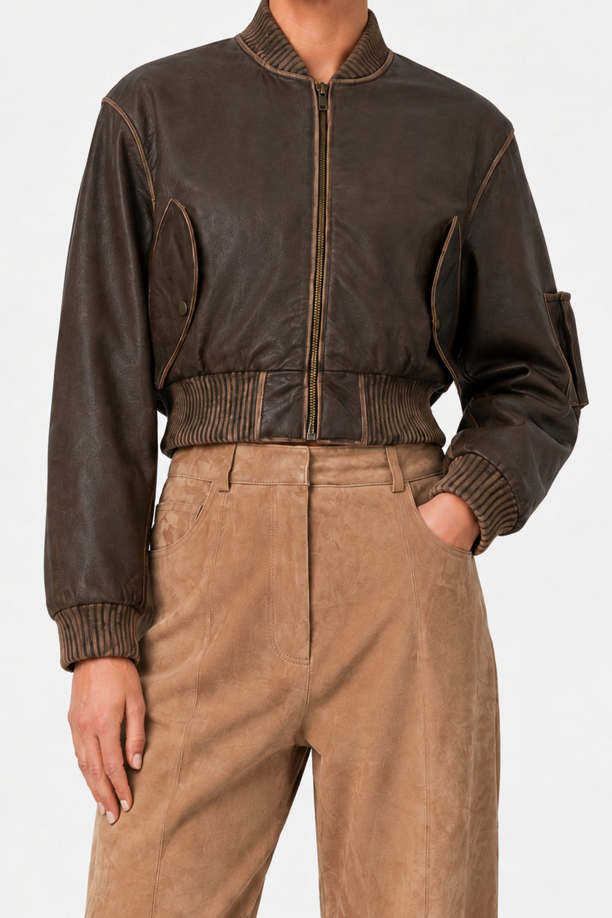 Vintage bruine jas van Ibana Josephien met korte mouwen en stijlvolle details, gedragen door een model in de afbeelding.