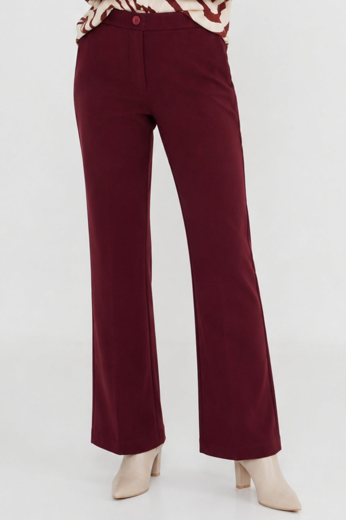 Donkerrode Patti Broek van Maicazz & Zizo met rechte snit en elastische taille, getoond op een model.