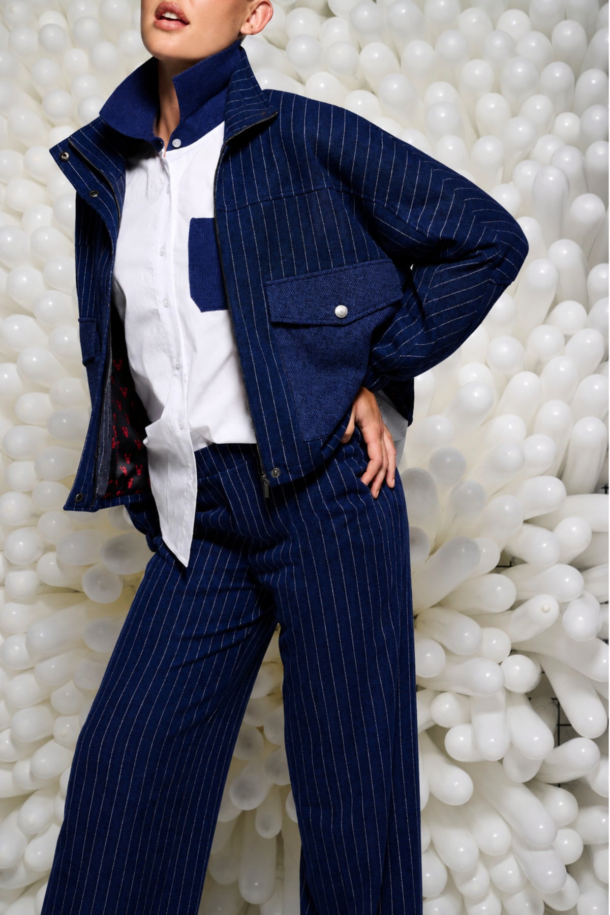 Donkerblauwe jas met krijtstreep en zakjes van You're My Lobster door K-design, casual en stijlvol voor dames.