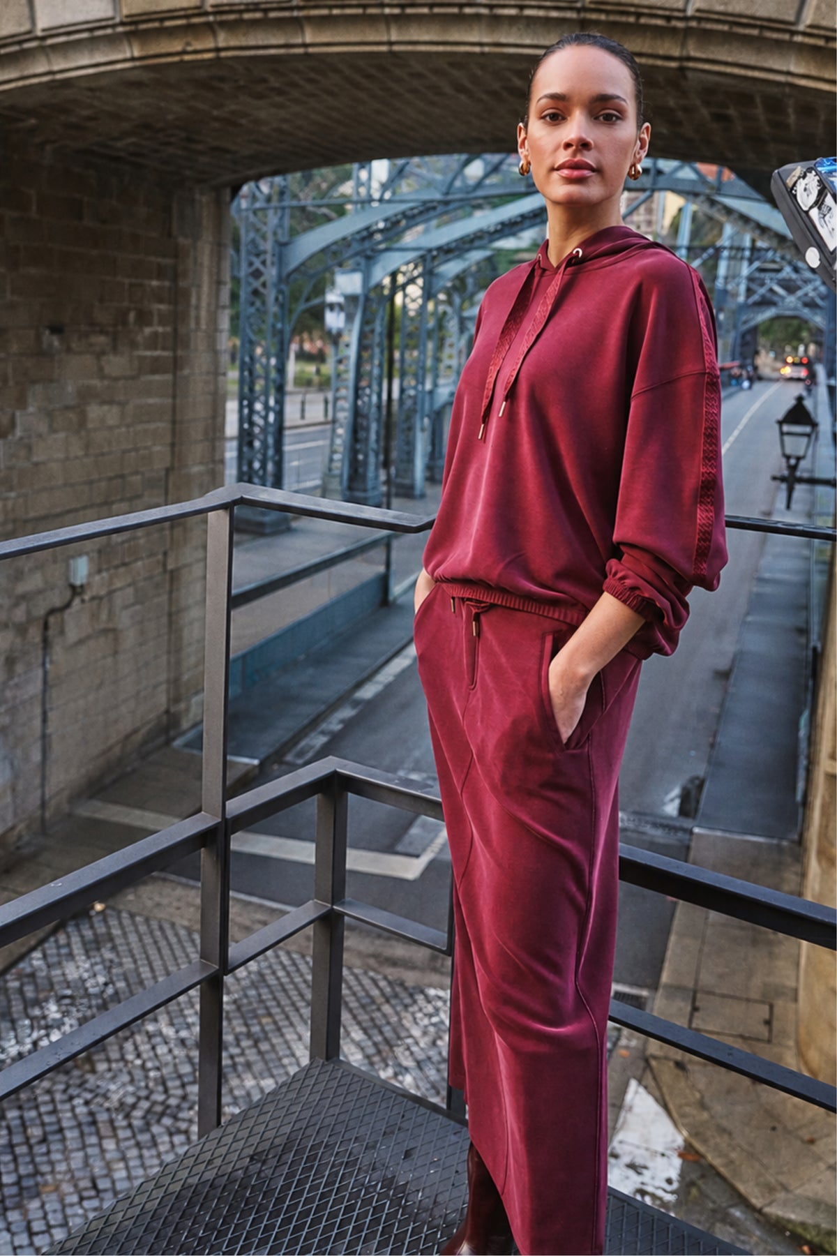 Mooie blauwe rok van Modal Monogram Merlot door EsQualo, met elegante pasvorm en zachte stof, zichtbaar op de afbeelding.