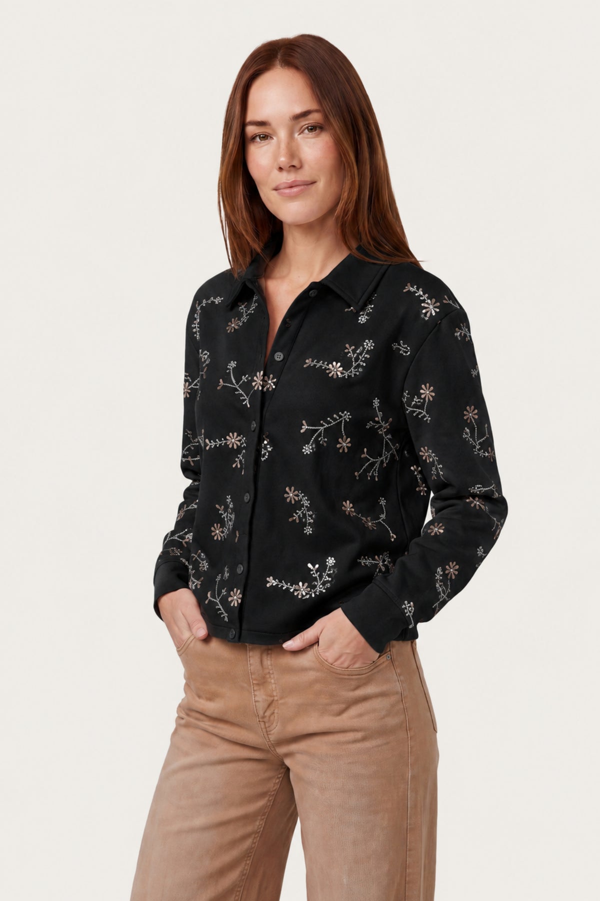 Zwarte blouse Blythely van G-maxx met lange mouwen en losse pasvorm, getoond op een model.