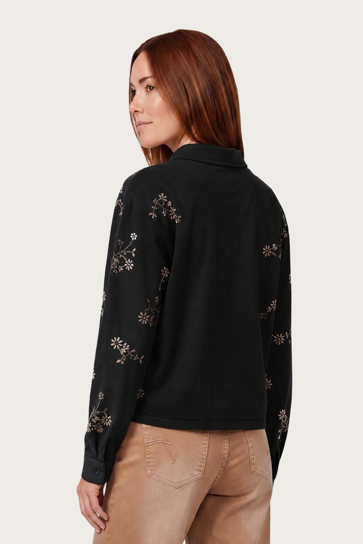 Zwarte blouse van G-maxx, genaamd Blythely Black, met elegante pasvorm en subtiele details, gedragen door een model.