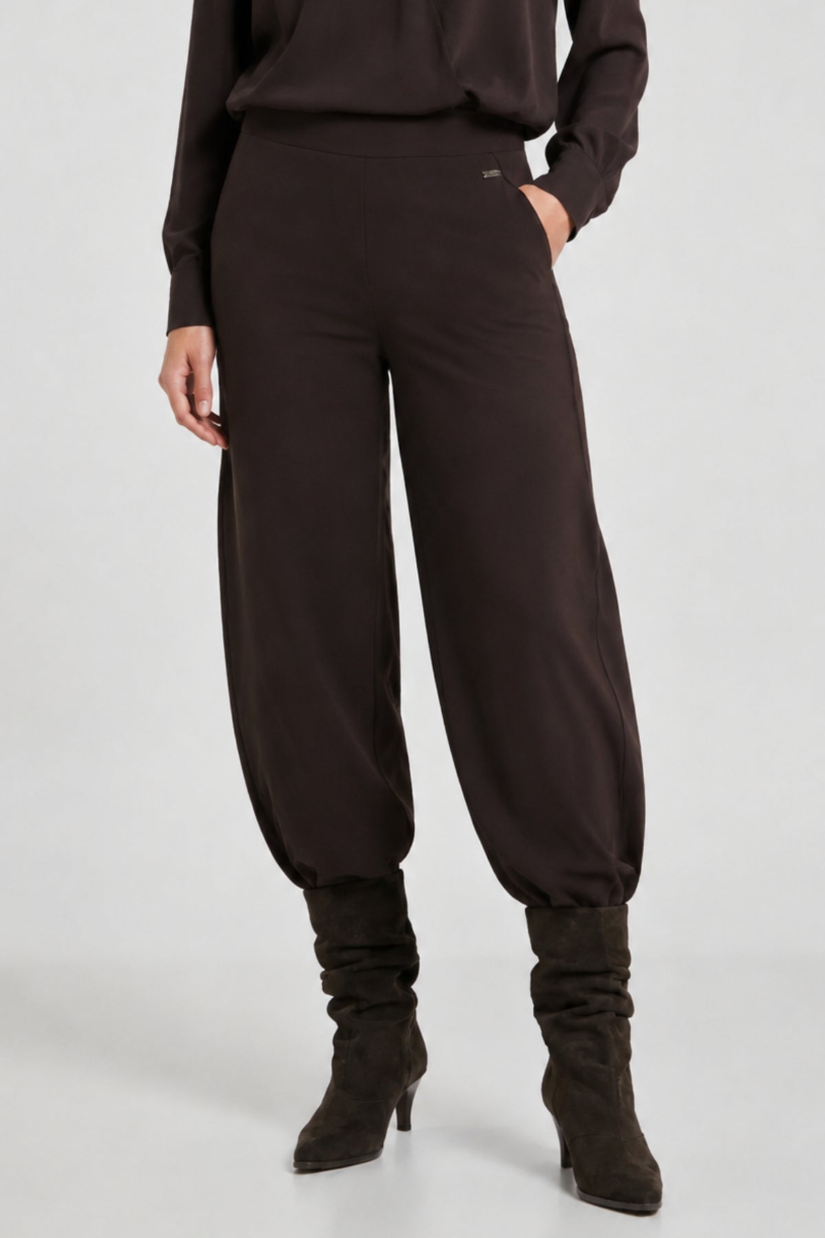 Lichte reisbroek van Maicazz & Zizo in barrel brown met comfortabele pasvorm en stijlvolle uitstraling, geschikt voor reizen en casual gebruik.