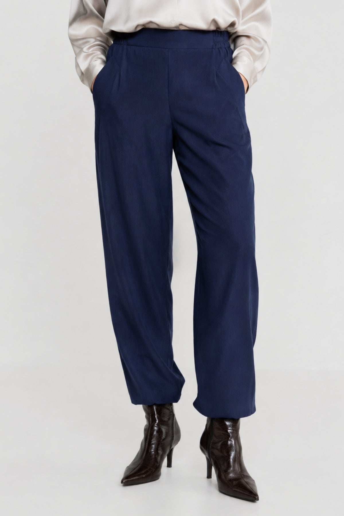 Donkerblauwe Dixon broek van Maicazz & Zizo, casual pasvorm, zichtbaar op model, gemaakt van comfortabel materiaal.