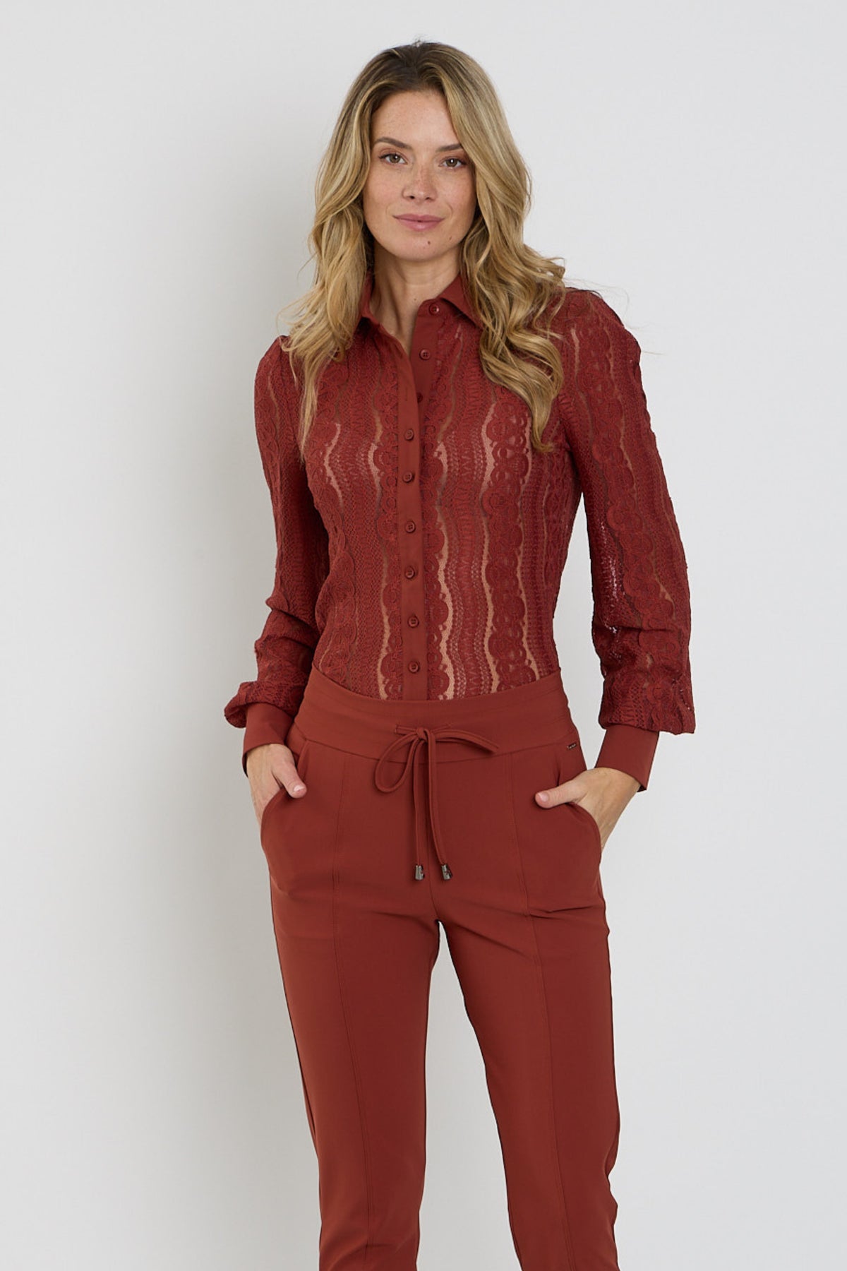 Mi Piace reisblouse Kant in Fired Brick, met elegante details en comfortabele pasvorm, geschikt voor reizen en casual dagen.