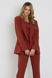 Oversized bonded travel blazer van Mi Piace in fired brick kleur, geschikt voor reizen en casual dragen.