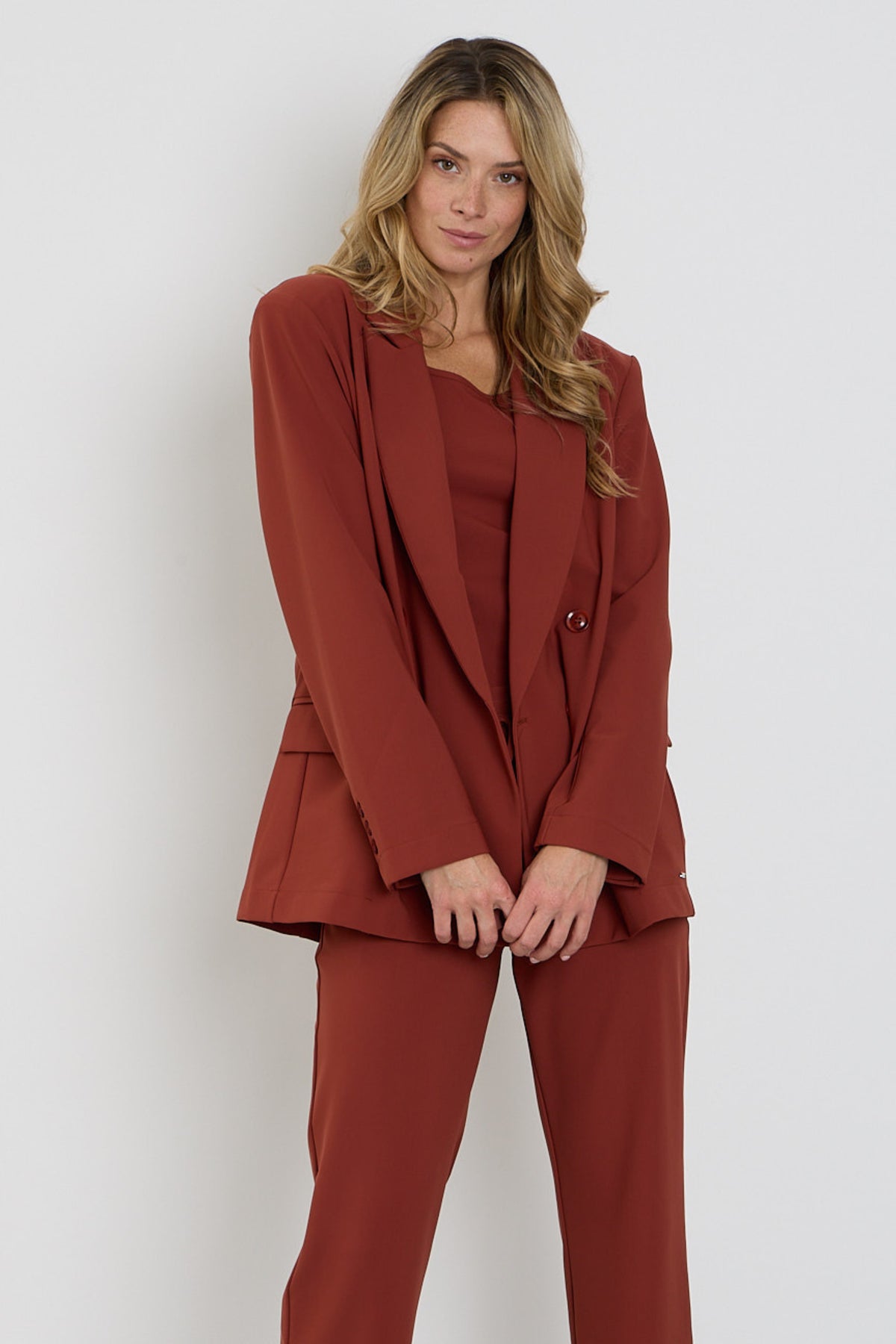 Oversized bonded travel blazer van Mi Piace in fired brick kleur, geschikt voor reizen en casual dragen.
