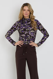 Mi Piace reistrui top met sierlijke bloemprint in winterpaars, licht en elegant voor reis- en casual draagstijl.