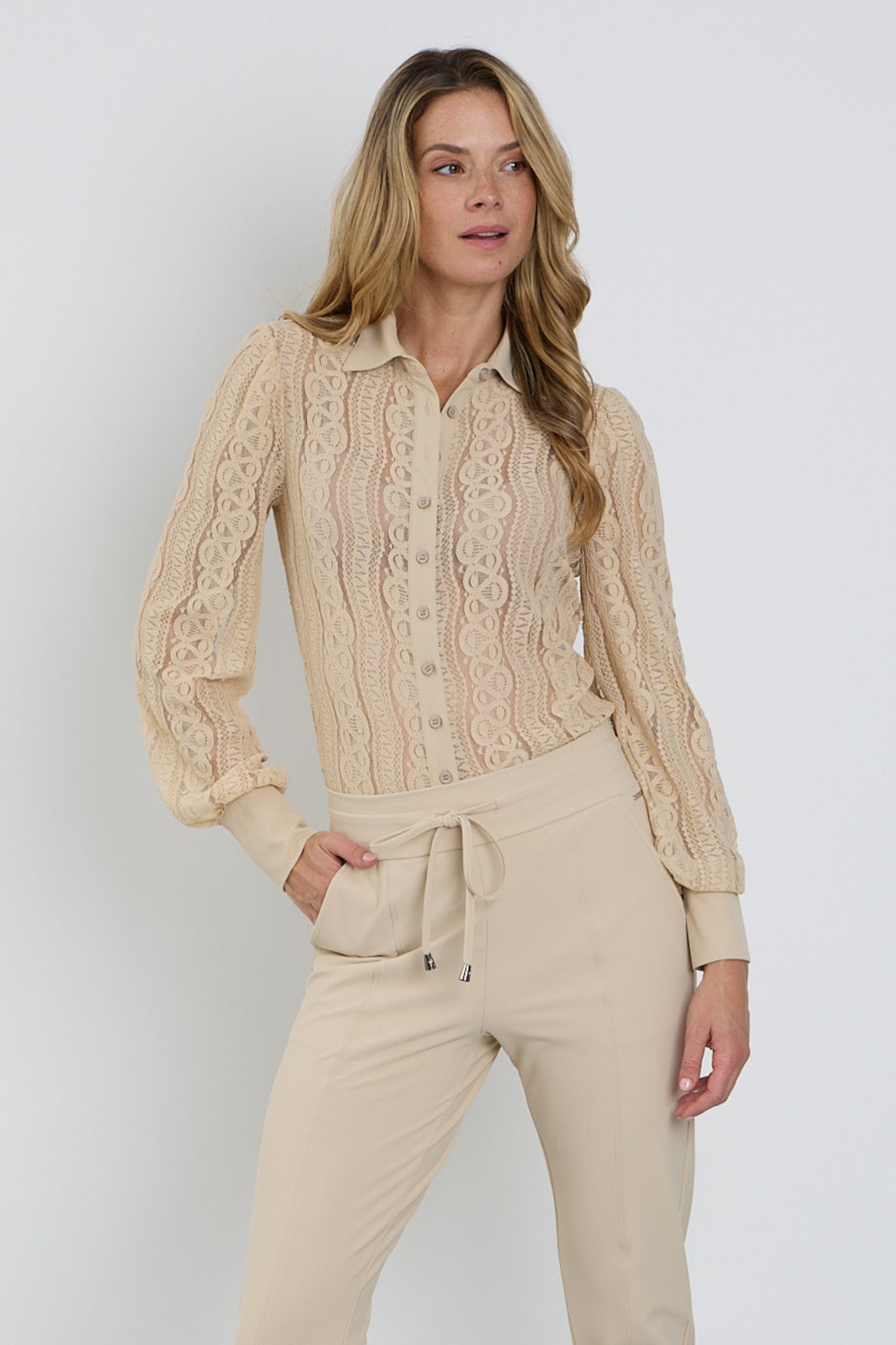 Lichte reisblouse Kant Sand van Mi Piace met elegante details, geschikt voor comfortabel en stijlvol reizen.