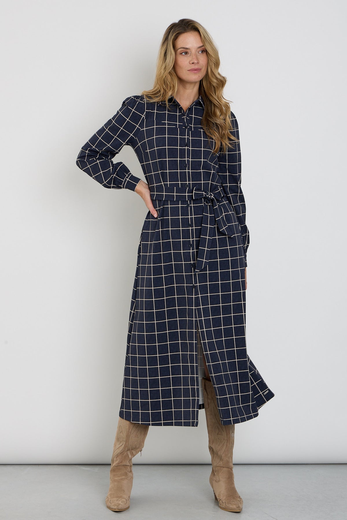 Mi Piace travel jurk met puffmouwen en ruitprint in navy, geschikt voor reizen en casual dragen.