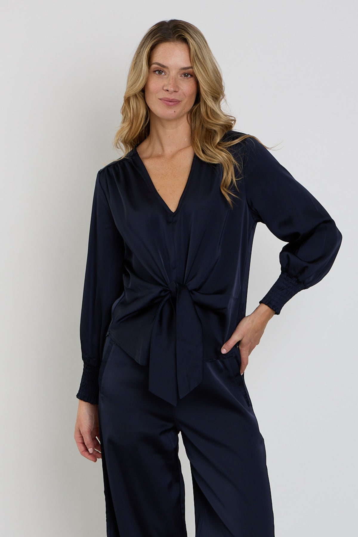 Zwarte satijnen blouse met knoopdetail van Mi Piace, elegante damesblouse met stijlvolle uitstraling.