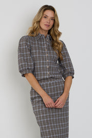 Mi Piace travel blouse met puffy mouwen en harvest tweed print in Della Blue, geschikt voor reizen en casual draagstijl