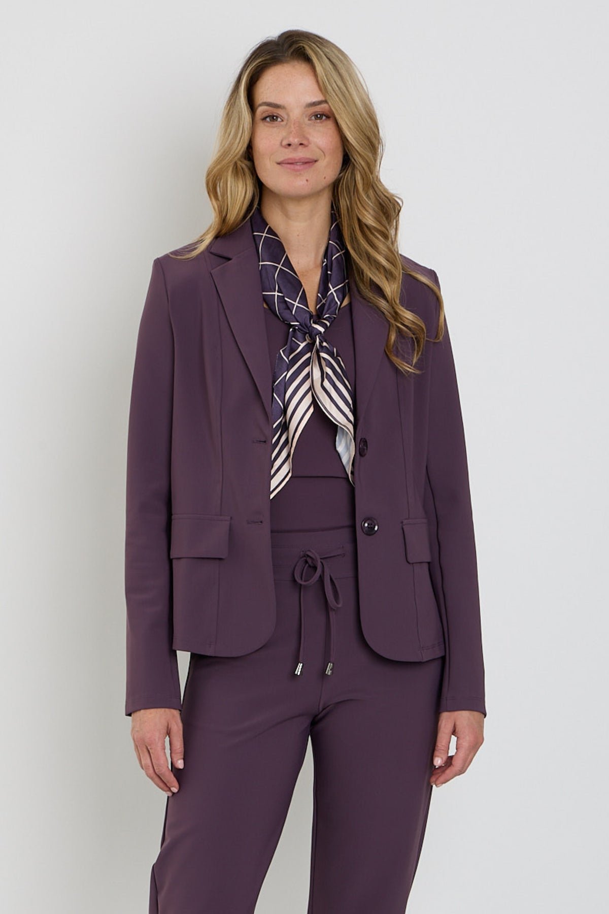 Lichte paarse sjaal van Mi Piace met ruitpatroon en zachte textuur, perfect voor stijlvolle outfits.