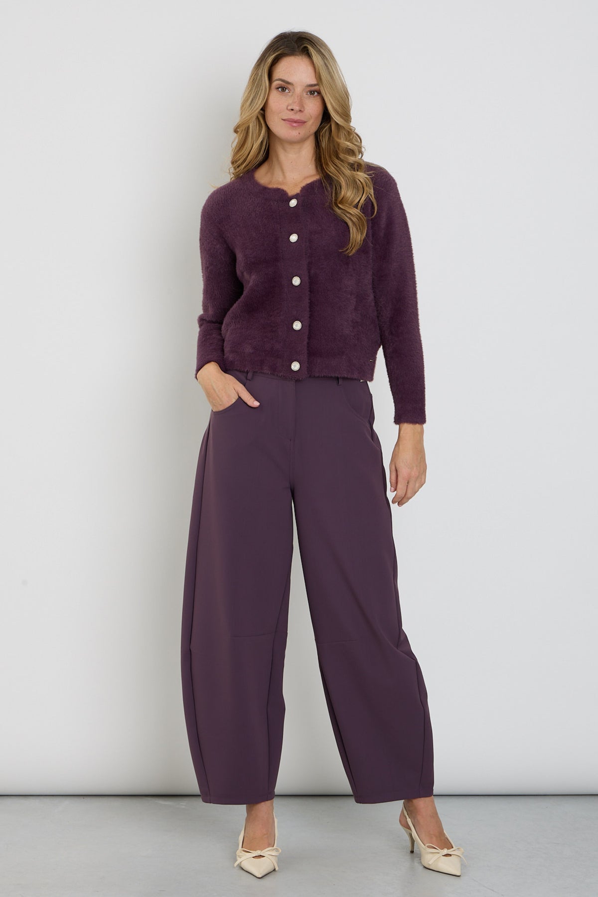 Bonded Travel Balloon Broek in plum van Mi Piace, comfortabele en stijlvolle damesbroek met losse pasvorm en elastische taille.