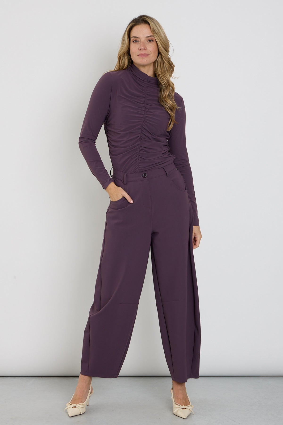 Bonded Travel Balloon Broek van Mi Piace in diepe paarse kleur, comfortabele pasvorm en modern design.