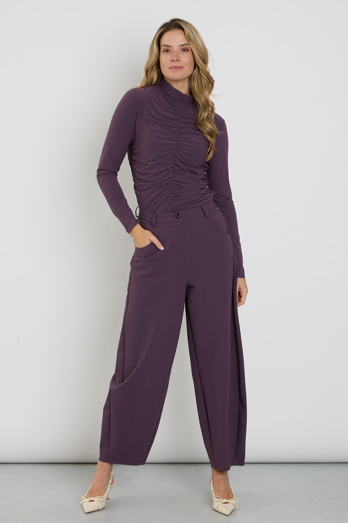 Bonded Travel Balloon Broek van Mi Piace in diepe paarse kleur, comfortabele pasvorm en modern design.
