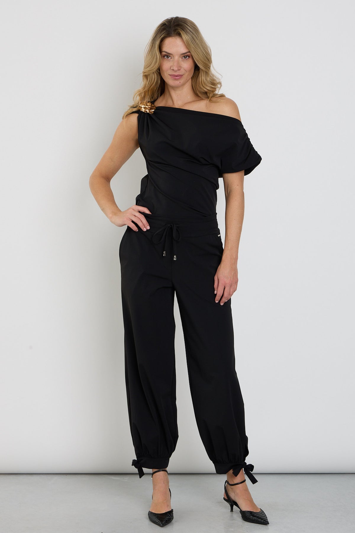 Zwarte Travel Balloon Bottom Bow Broek van Mi Piace, met losse pasvorm en ballonbenen, zichtbaar in de afbeelding.