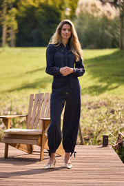 Navy blauwe Travel Balloon Bottom Bow broek van Mi Piace, met een losse pasvorm en elastische taille, geschikt voor casual draagstijl