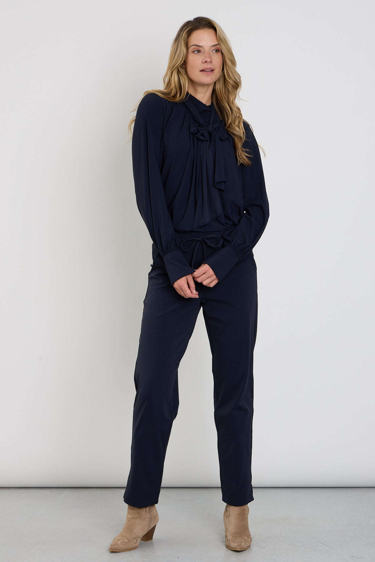 Navy bonded travel broek van Mi Piace, comfortabele en duurzame reisbroek met elastische taille en moderne snit.
