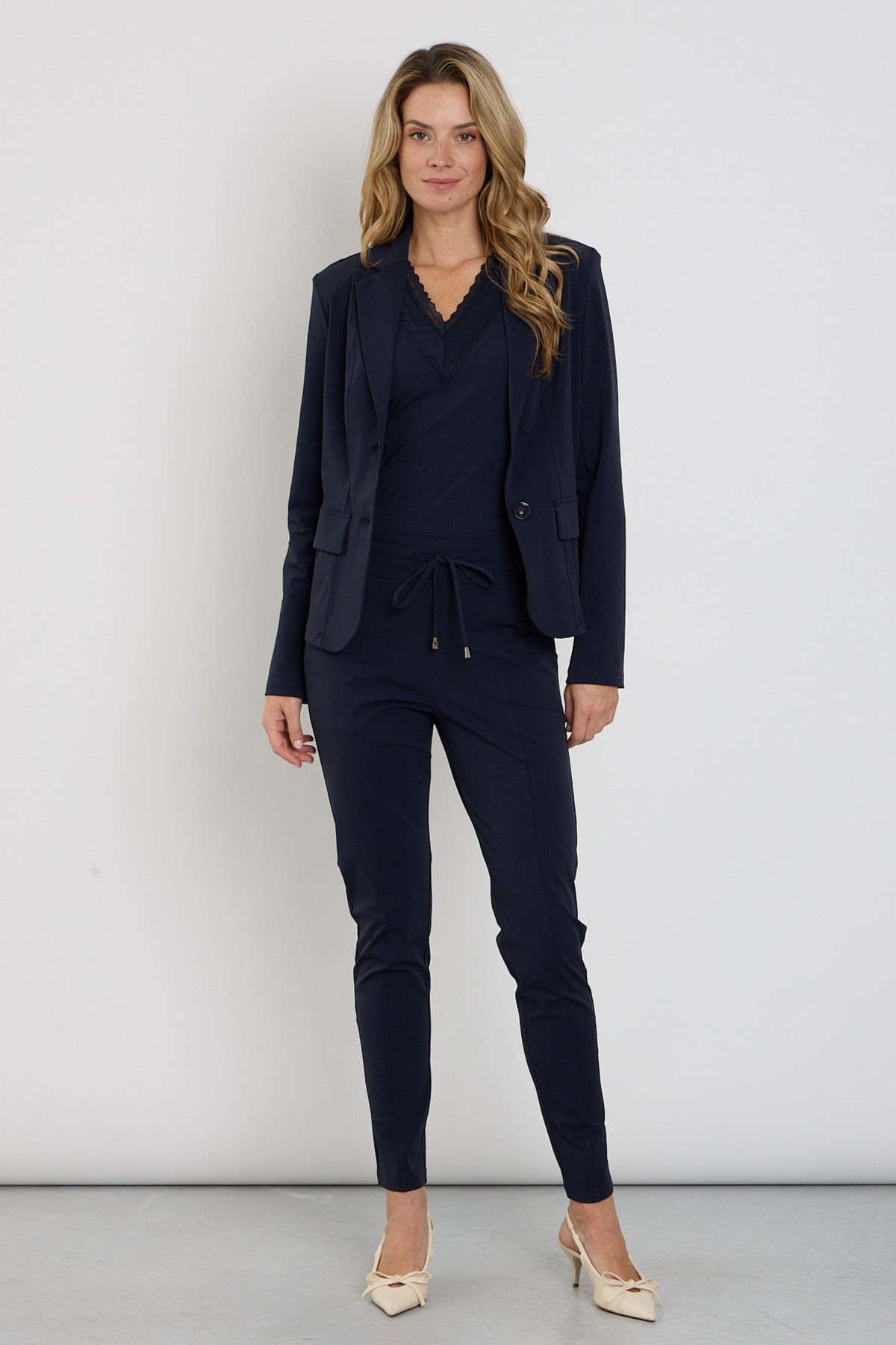 Navy bonded reisbroek van Mi Piace, stijlvolle en comfortabele pasvorm, geschikt voor reizen en casual wear.