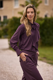 Mi Piace Travel blouse met strikdetail in plummkleur, elegante en comfortabele damesblouse voor reizen en casual gebruik.