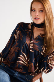 K-design top sjaaltje met kleurrijke print, lichtgewicht en modieus accessoire voor dames, close-up van het ontwerp.