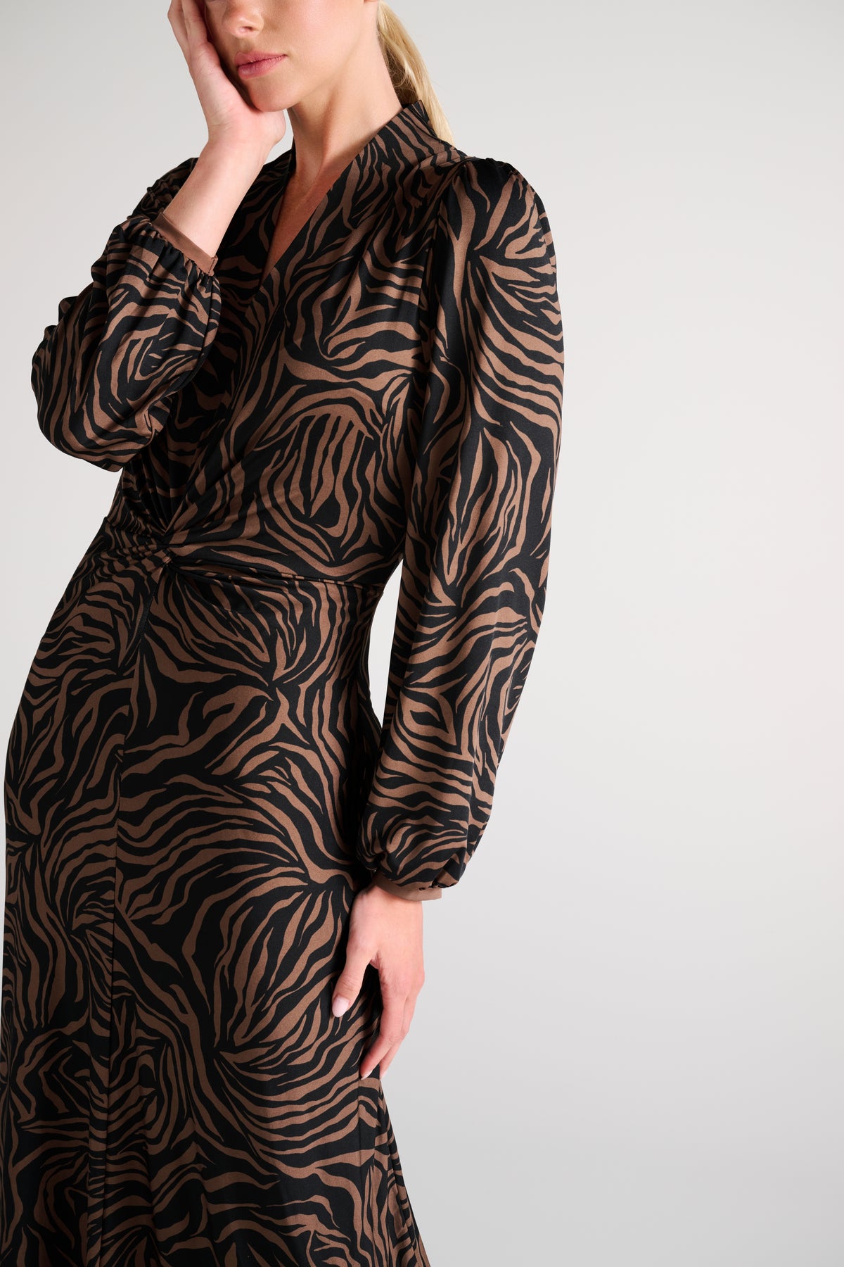 Zwarte maxi jurk van K-design met V-hals en kleurrijk print, elegante lange jurk voor speciale gelegenheden.