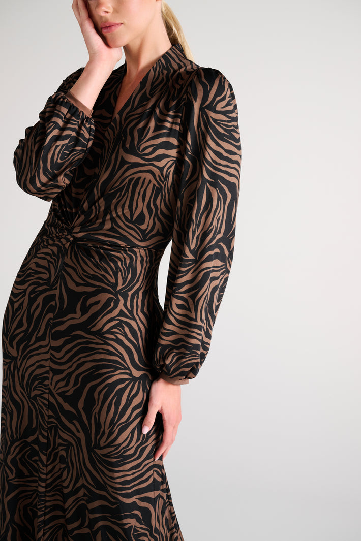 Zwarte maxi jurk van K-design met V-hals en kleurrijk print, elegante lange jurk voor speciale gelegenheden.