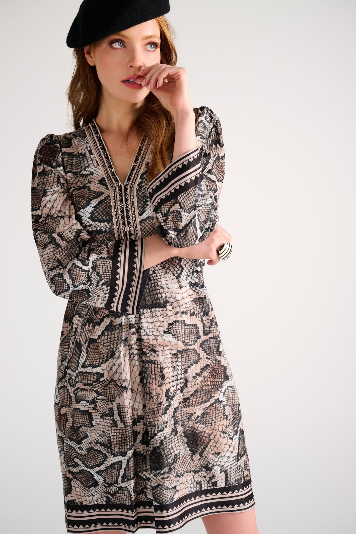 Lange jurk met slangenprint van K-design, opvallende dierenprint en stijlvolle pasvorm, geschikt voor feestelijke gelegenheden.