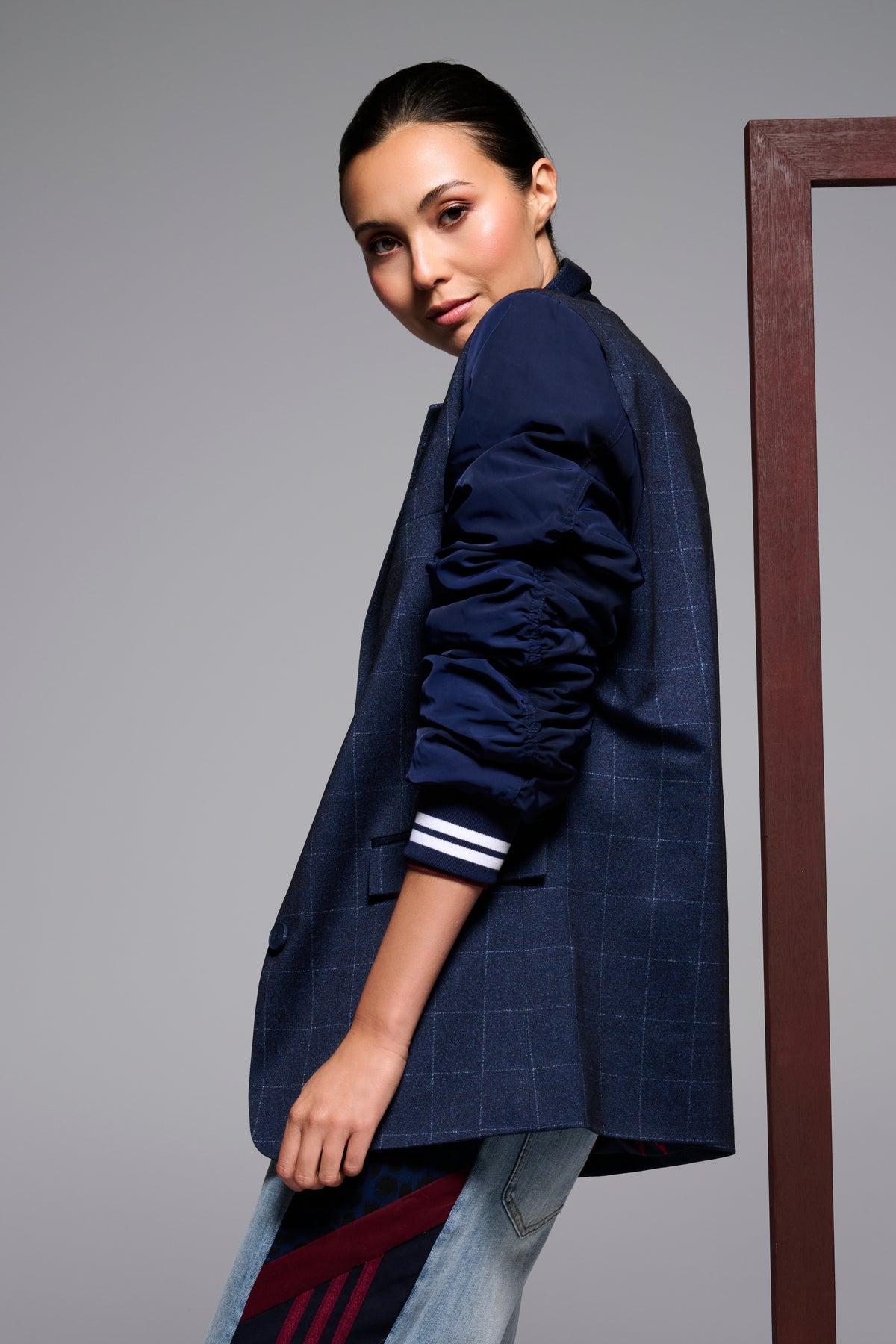 Donkerblauwe blazer met ruitjesmotief van You're My Lobster door K-design, close-up van de gedetailleerde print en stoffen textuur