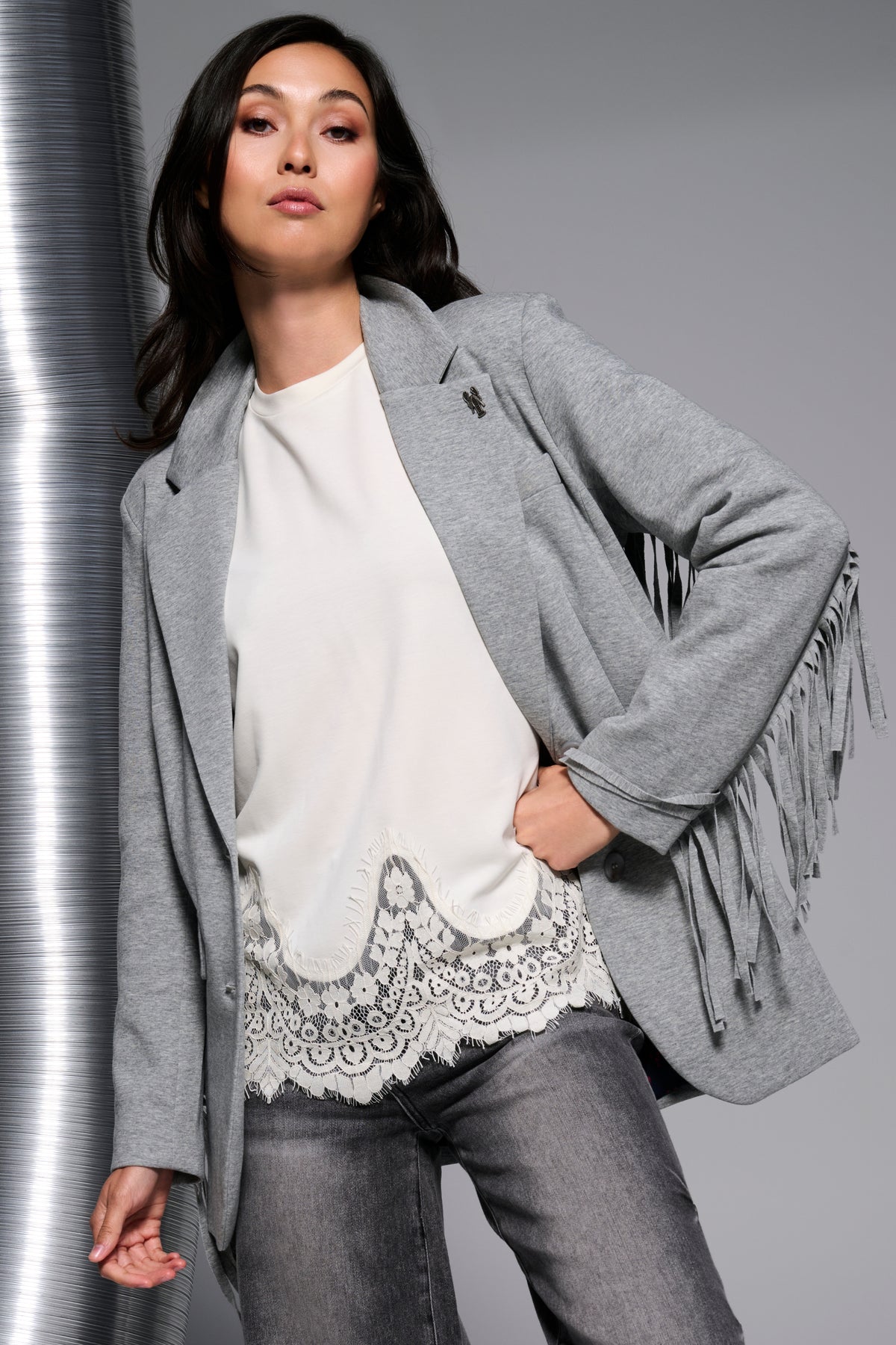 Grijze melange blazer met franjes van You're My Lobster by K-design, modieus en stijlvol voor dames.