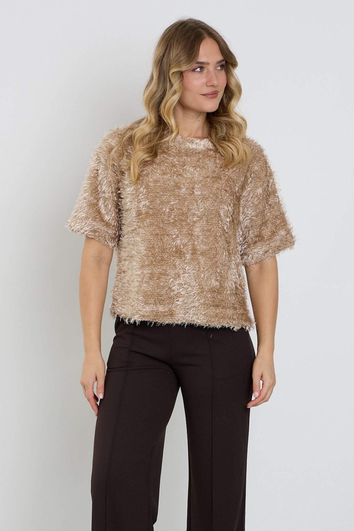 Lichte, zachte taupe top van Enjoy met een fluffy textuur, zichtbaar in de afbeelding.
