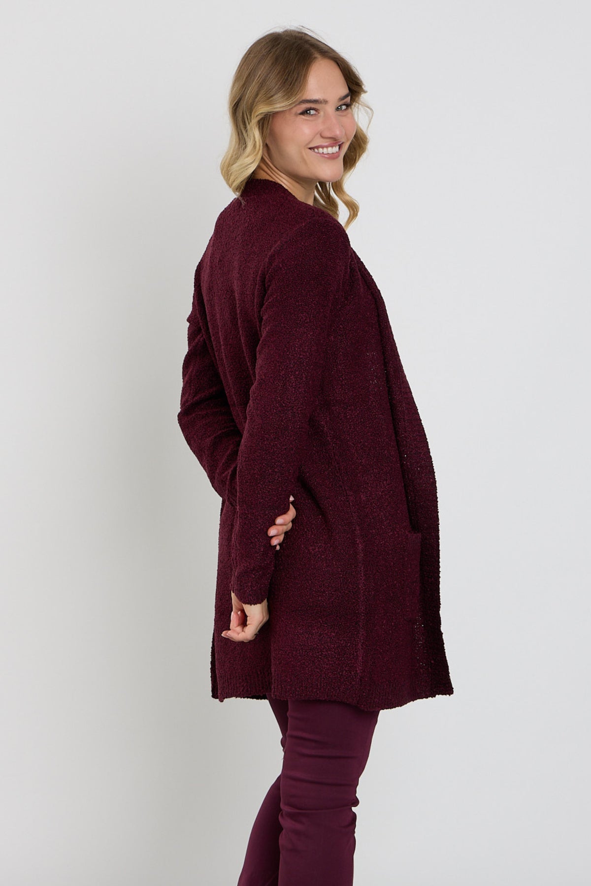 Lichtbruine boucle vest van Enjoy met knopen en ronde hals, gedragen door een model, close-up van de textuur en details.