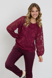 Enjoy Bordeaux top met dubbele ballonmouwen, modieus en comfortabel, ideaal voor casual en feestelijke gelegenheden.