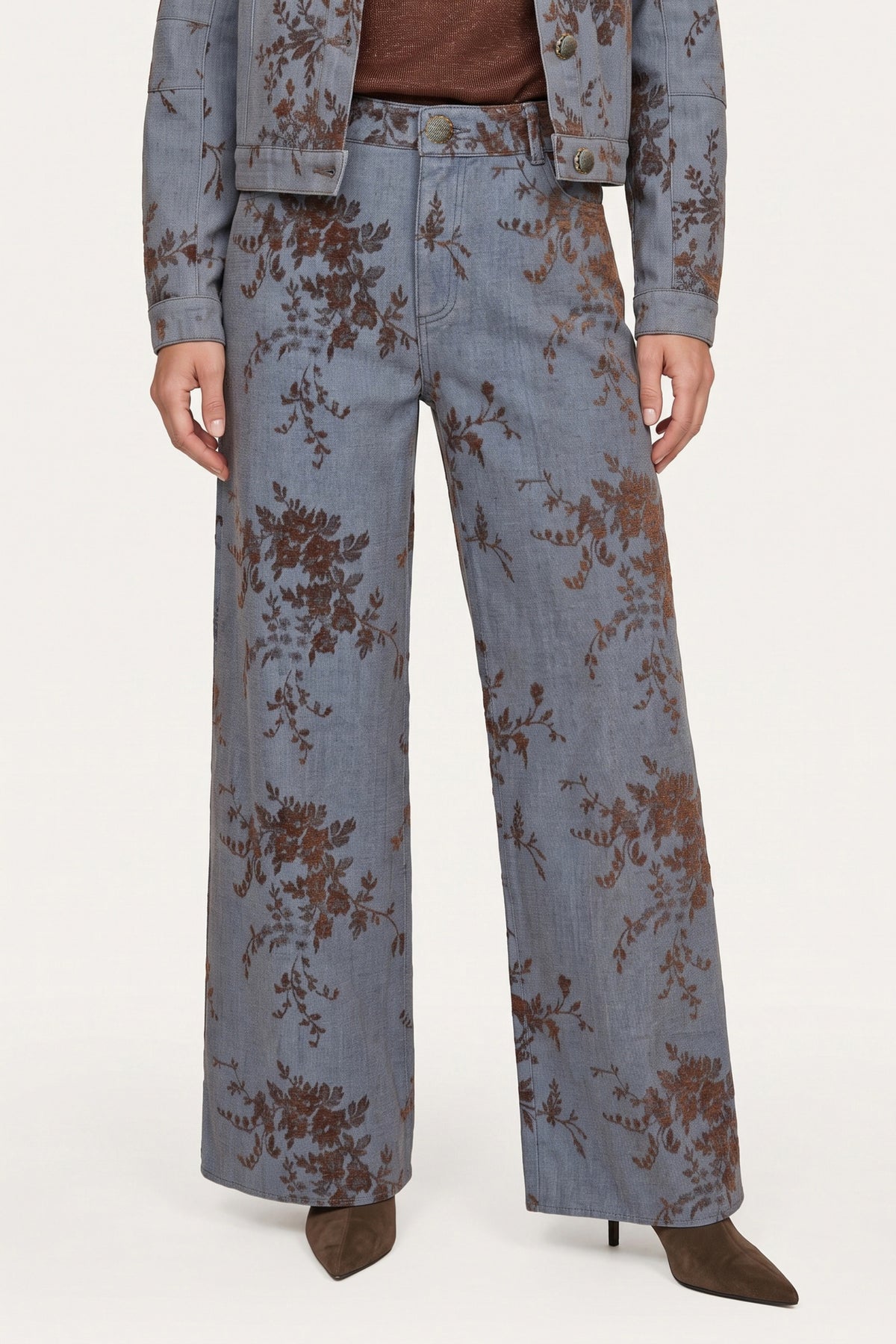 Lichtblauwe G-maxx Morwenna Denim jeans met rechte snit en midden taille, zichtbaar van voren op een witte achtergrond.