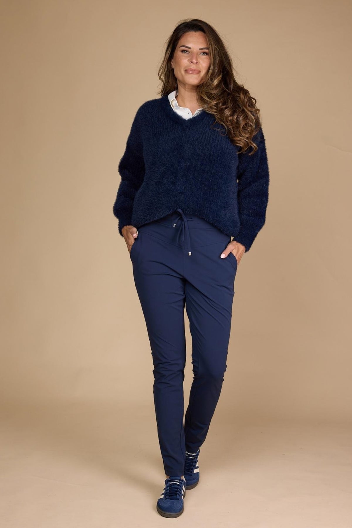 Zoso Trui Monica Navy, zachte gebreide trui met ronde hals en lange mouwen in donkerblauw, geschikt voor casual draagstijl.