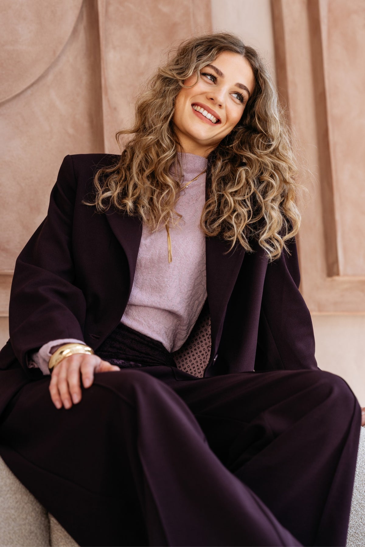 Donkere paarse &Co woman Heavy Travel Blazer Phileine op model, casual stijl, met knopen en reverskraag.