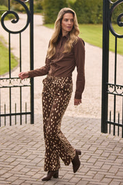 Zwarte reisbroek van Mi Piace met Bambi print, comfortabele pasvorm en stijlvolle uitstraling.