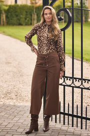 Dames Heavy Travel Broek in chestnutkleur van Mi Piace, comfortabel en geschikt voor reizen, met een rechte pasvorm.