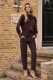 Mi Piace bonded travel broek in espresso kleur, comfortabele en duurzame damesbroek met elastische taille en handige zakken.