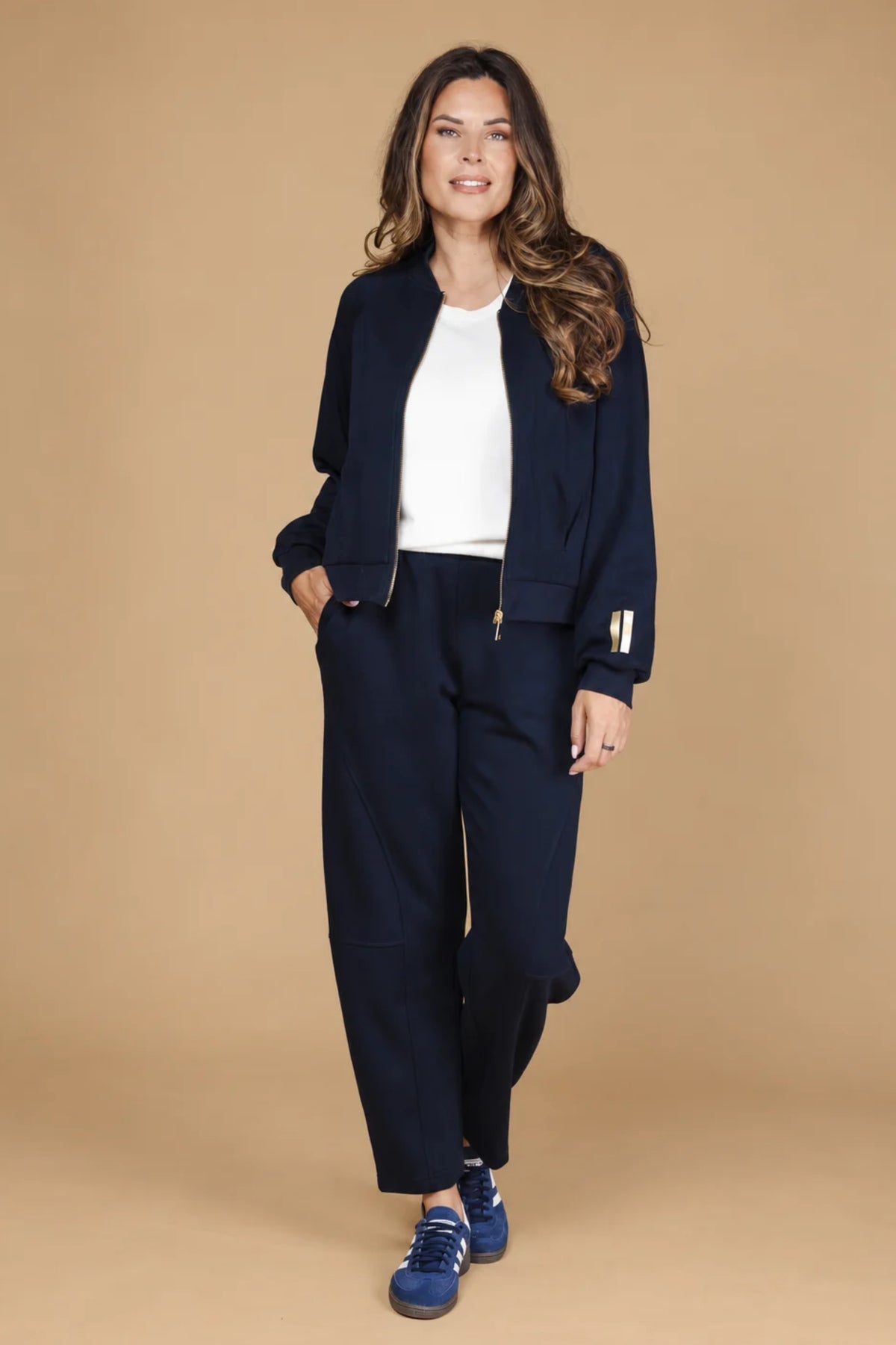 Navy blauwe Jolie broek van Zoso met rechte pasvorm en elastische taille, getoond op een witte achtergrond.