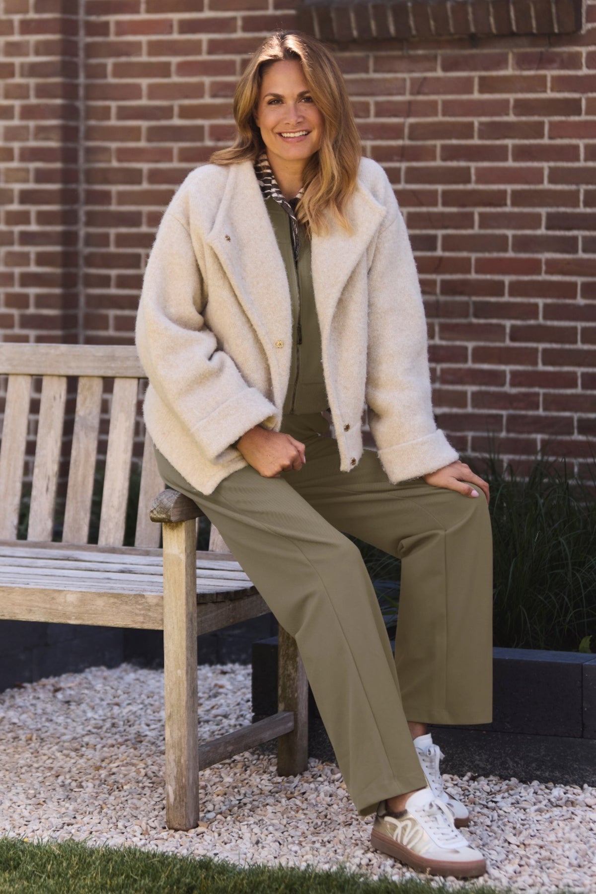 Lichte beige melange Maggy jas van Zoso met ritssluiting en capuchon, getoond op een model.